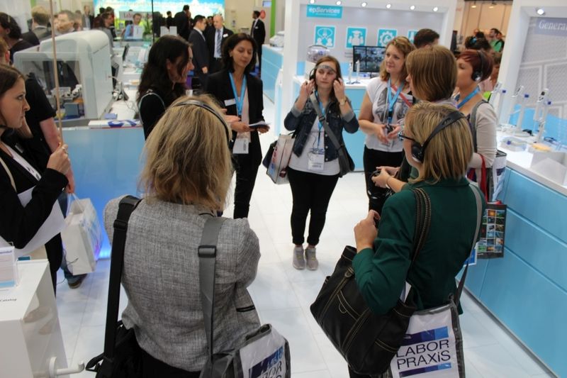Erstmals in diesem Jahr veranstaltet die LABORPRAXIS Guided Tours und präsentiert die Neuheiten der Messe. Thema dieser Tour am 11.5.2016 um 14 Uhr war Liquid Handling. Dritter Stop der Führung war Eppendorf. (Bild: Back/LABORPRAXIS)