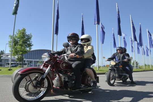 Zahlreiche Oldtimer-Fans reisen zur Klassikwelt Bodensee stilecht an. (Archiv: Vogel Business Media)