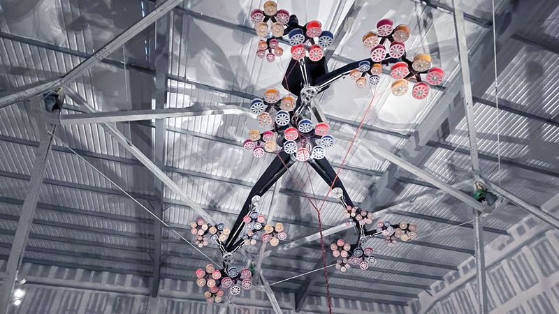 Für die großformatige Installation von Conrad Shawcross lieferte Rodriguez insgesamt 44 maßgeschneiderte Drehverbindungen in unterschiedlichen Größen.(Bild:  R.A. Rodriguez UK (Ltd.))