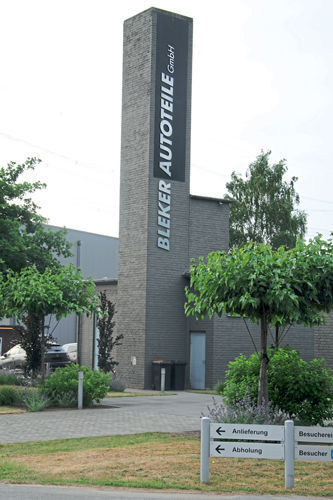 Das Borkener Industriegebiet ist ein ehemaliges Kasernengelände, vereinzelt stehen noch die älteren Gebäude. (Baeuchle/»kfz-betrieb«)