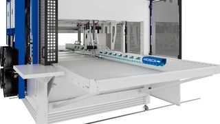 Die neue „SoniXs MCB-3“ mit Doppelaggregat umreift bis zu 36 Produkte aus Wellpappe pro Minute und setzt mit ihrer digitalen Datenauswertung neue Maßstäbe in der Inline-Umreifung. (Bild: Mosca)