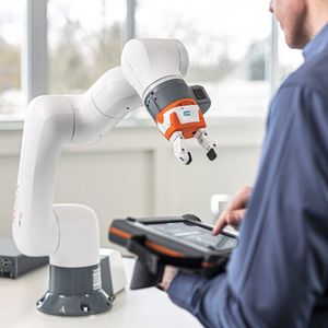 Der Cobot LBR iisy bietet der Metallbranche neue Einsatzmöglichkeiten.(Bild:  Kuka)