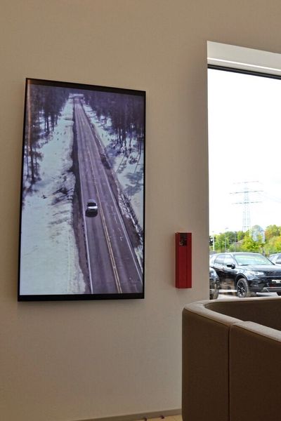 Ebenfalls neu sind die hochformatiigen Displays im Showroom. (Mauritz/»kfz-betrieb«)