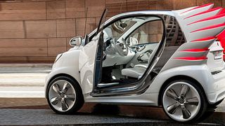 Das Showcar Smart Forjeremy, eine Kreation des Designers Jeremy Scott, feierte am Vorabend der Los Angeles-Auto-Show seine Weltpremiere. Im nächsten Jahr soll eine limitierte Sonderedition des geflügelten Elektrofahrzeugs auf den Markt kommen. (Daimler)