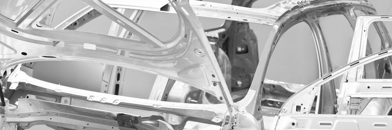 Die Blechverformung der Autokarosserie erfordert höchste Qualität und Präzision. Liegt das Blech nur leicht falsch, entsteht ein Fehlhub und somit Ausschuss(Bild:  FredFroese)