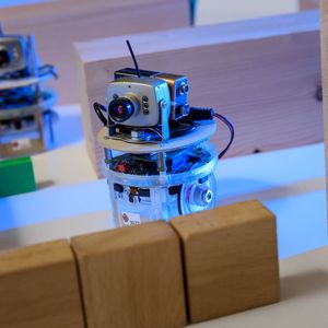 Welchen Weg soll der Roboter nehmen? Diese Entscheidung basiert auf zahllosen Rechenoperationen.(Bild:  Roberto Schirdewahn)