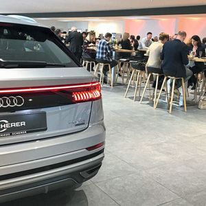 Zum Eröffnungsabend hatte die Handelsgruppe 120 Kunden, Partner und Vertreter von Audi eingeladen.(Bild:  Scherer-Gruppe)