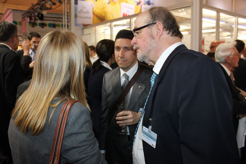 Am Dienstagabend wurde bei der Vogel Business Media am Messe-Stand in Halle 9 traditionell auf eine erfolgreiche Hannover Messe 2014 angestoßen. Gute Gespräche und Live-Musik von der Band „Famos“ sorgten bei den zahlreichen Standpartygästen für eine ausgelassene Stimmung. (Siegl/Vogel Business Media)