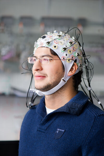In der Hirn-Computer-Schnittstelle können nur ganz klar definierte elektrische Impulse des Gehirns erkannt werden, die zur Steuerung nötig sind. (Bild: A. Heddergott/TU München)