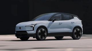 Mit dem EX30 will Volvo wieder Kunden ansprechen, die er durch die Höherpositionierung und den Abschied aus der Kompaktklasse verloren hatte. (Bild: Volvo)