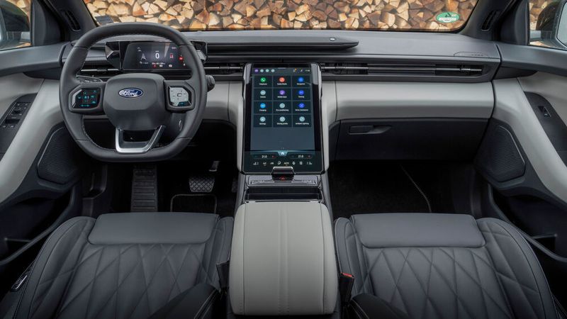 Die Auflösung des Bildschirms ist exzellent und die Grafik klar, wegen der kleinen Icons die Bediienung allerdings nicht einfach. (Bild: Ford)