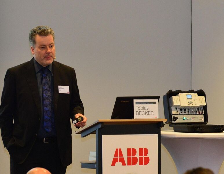 Der neue Controller AC 900F wurde dem Plenum von Tobias Becker vorgestellt. (Bild: ABB)