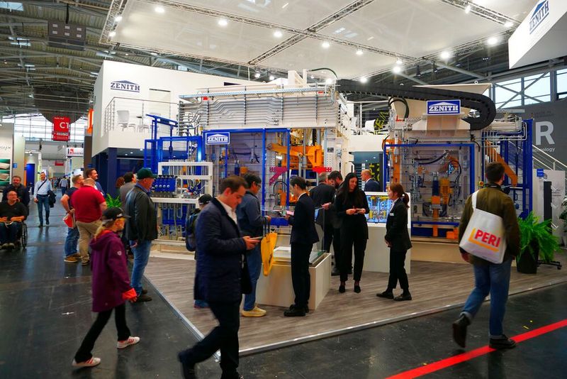 Zenith hatte einen vollautomatischen, stationären Brettfertiger auf dem Messegelände aufgebaut. Die Anlage hat ein höhenverstellbares Kernbetonsilo, ein neues Rüttelsystem das auf ein Ölbad verzichtet sowie zwei Hauptpumpen.  (Bild: Sandro Kipar/VCG)