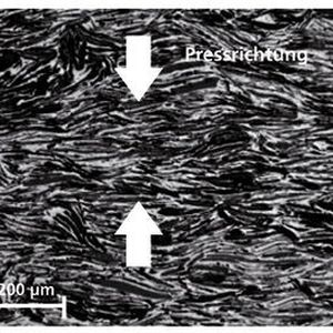 Bild 1: Gefüge von ausgewählten Carbon-Composites und zugehörige Kohlenstoffausrichtung: a) Metall-Diamant-Verbundwerkstoffe, dreidimensionale Ausrichtung; b) Metall-Graphit-Verbundwerkstoffe, zweidimensionale Ausrichtung; c) Metall-Kohlenstoffnanoröhren-Verbundwerkstoffe, eindimensionale Ausrichtung. 