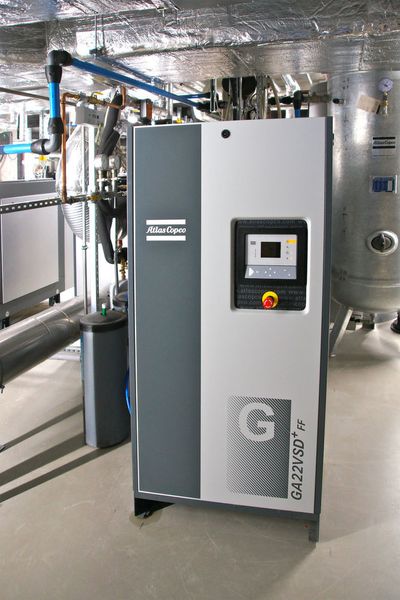 Bei der Installation eines Druckluftleitungsnetzes (die blauen Rohre im Bild: Typ Air-Net von Atlas Copco) sollte auf möglichst große Querschnitte und effiziente Armaturen geachtet werden. Alle Konstruktionen, die den Strömungswiderstand erhöhen, sollten vermieden oder ersetzt werden. Sonst muss der Kompressor mehr arbeiten als nötig und Energie wird verschwendet. (Atlas Copco Kompressoren und Drucklufttechnik GmbH)