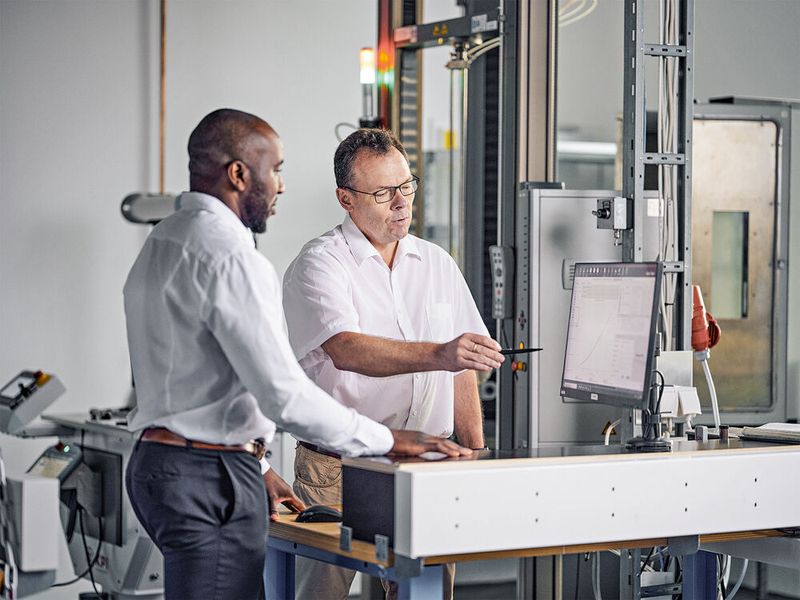 Christian Mani (l.) arbeitet eng mit Jens Kiesewetter zusammen, der bei Evonik die Anwendungstechnik Tire & Rubber leitet. (Bild: Evonik Industries AG)