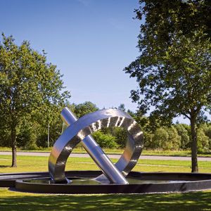 Altes Prinzip, neue Aggregate: Die Archimedische Schraube, quasi die Ur-Form der Pumpe, ziert das Grundfos-Logo und als Brunnen den Hauptsitz im dänischen Bjerringbro.(Bild:  Grundfos)