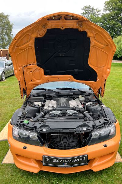 Der 5,4-Liter-V12 ist mit einem manuellem 6-Gang-Getriebe aus dem BMW 850 Ci gekoppelt und beschleunigte den Z3 auf 263 km/h. (Bild: autodrom)