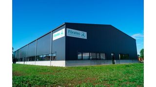 Trotz Hemmnissen durch den Lockdown hat der Fördertechnikspezialist Föratec seinen Neubau neulich bezogen. Damit soll den Ansprüchen an automatisierte Förderprozesse in Industrie-4.0-Zeiten für die Zukunft besser entsprochen werden können. (Föratec)