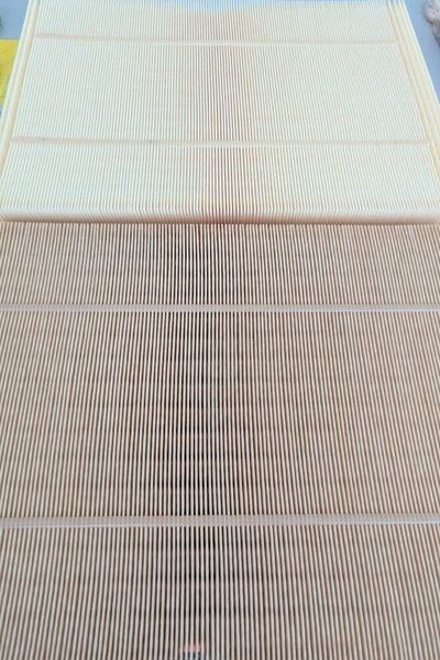 Ganz neu und ein Fortschritt in Sachen Umwelt: Nach und nach ersetzt Mann+Hummel die erdölbasierte Phenolharz-Imprägnierung von Luftfiltern durch das natürliche Lignin. Einziger und rein optischer Unterschied ist der leichte Braunstich der neuen Filter (unten). (Bild: Dominsky – VCG)