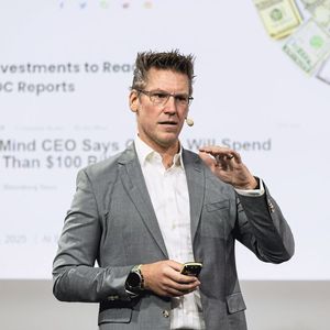 Nils Janus (Covestro Deutschland) eröffnet den Kongress mit einer Keynote zur KI-Strategie von Covestro:  „Wie Mensch und KI ein Team werden“ (Bild: Stefan Bausewein)