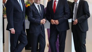 Von links: Nicholas J. Dunning (Vorstandsvorsitzender Unterehmensgruppe Gottfried Schultz), Klaus Hungerland (Centerleitung Volkswagen Zentrum Wuppertal), Jürgen Stackmann (Markenvorstand Volkswagen Pkw) und Jürgen Schönbrunn (Vorstand Unternehmensgruppe Gottfried Schultz). (Uwe Erensmann/Uepress)