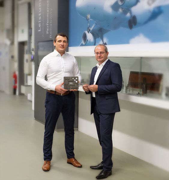 Dr. Piotr Tyczynski, Global Head of Segment Management Aerospace, und Christophe Potier, CEO Mapal France, haben mit der Einrichtung der Global Organisation for Assembly (GOA) die Prozesse im Bereich Flugzeugmontage neu strukturiert und konzentriert.  (Bild: Mapal)