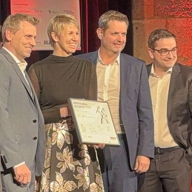 Preisverleihung bei „Excellence in Production“: Die Rico-Mitarbeiter Manfred Schmuck, Dietmar Klausner, Doris Würzlhuber, Roland Angerer und Lukas Pabinger (v.l.) nehmen den Preis von Laudator Hans Peter Franke in Empfang. (Bild: Rico)