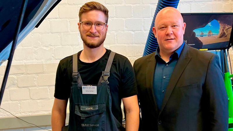 Stolz: Julius Lamp (l.) und Björn Bigga, Vorsitzender des Wettbewerbs in Schleswig-Holstein(Bild:  Kfz-Gewerbe Schleswig-Holstein)