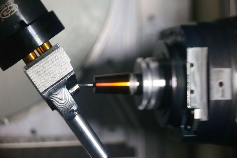 Die Besucher beim „Technologietag Werkzeug- und Formenbau 2025“ sahen für die Werkstücke im Werkzeug- und Formenbau relevante Anwendungen unter Span aus verschiedensten Bereichen.(Bild:  Maschinenmarkt/rw)