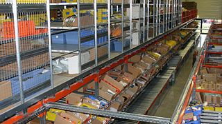 Unter der 1600 m² großen Lagerbühne des KTM-Ersatzteilzentrums hat Bito mit seinem Lagersystem einen Kommissioniergang mit Stückgut-Durchlaufregalen und einer Pick-by-Light-Führung installiert. Bild: Bito (Archiv: Vogel Business Media)