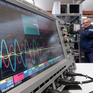 Die USV-Anlagen werden, bevor sie das Werk verlassen, eingehend getestet. (Bild:  Socomec)