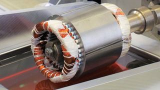 Sehen zwar nach reinem Kupfer aus, sind aber mit Schutzlack überzogen – die Wicklungen von Elektromotoren. Mischt man dem Lack spezielle Farbstoffe zu, erhält man einen Indikator dafür, wann ein Motorwechsel wirklich ansteht, sagt die Uni Halle. (Uni Halle / A. Funtan)