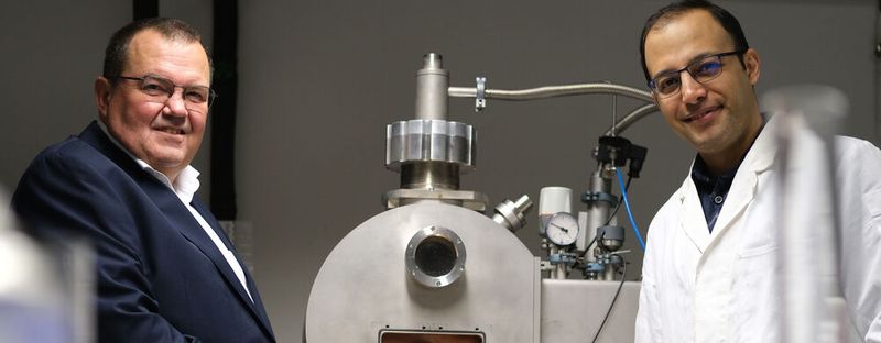 Professor Ralf Busch (links) und sein Team mit Doktorand Amirhossein Ghavimi (rechts) wollen Elektromotoren durch metallisches Glas energieeffizienter machen. (Bild:  Universitaet des Saarlandes)