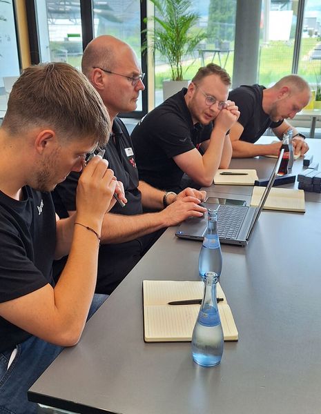 Die Jury bewertet die Werkzeuge (v. l.): Marc Schneider, Guido Winnemuth, Daniel Grasmück und Florian Baldus. (Bild: KSKOMM)