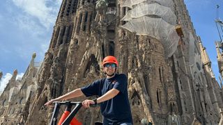 In Spanien startet die Europatour des igus:bikes. Hier zu sehen vor der Sagrada Familia in Barcelona. (Bild: Igus)