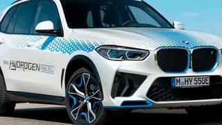 Das ist der BMW-Prototyp eines Wasserstoff-Pkw: Der BMW iX5 Hydrogen. Zwar schreitet die Wasserstofftechnik stetig voran, doch die Experten der Dekra zweifeln daran, ob Deutschlands Infrastruktur schon flächendeckend dafür bereit ist. Hier ein Statement. (Bild: BMW)