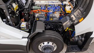 Blick unter die Haube und auf die Bosch-Brennstoffzellen-Technik in einem E-Lkw von Nikola. (Bild: Bosch)