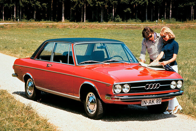 Die zweitürige Limousine des Audi 100 GL gab es auch mit einem farblich abgesetztem Dach.  (Audi)