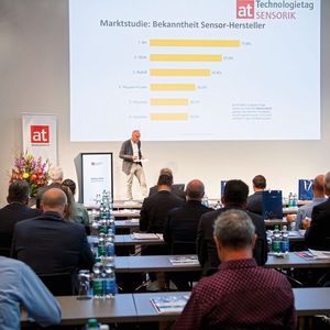 Matthias Böhm, Geschäftsleiter der Vogel Communications Group lieferte bei seiner Begrüssun dem Publikum Interessantes über der Sensorikmarkt.(Bild:  Thomas Entzeroth)