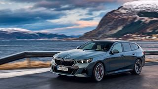 Der BMW i5 Touring eDrive40 bietet bis zu 560 Kilometer Reichweite. (Bild: BMW)