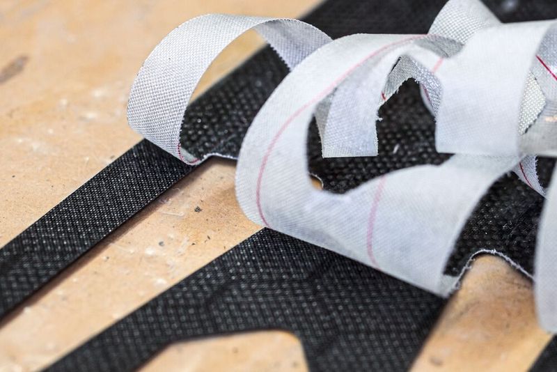 Die Werkstückkanten weisen nach dem Entfernen des Schutzgewebes keine Schäden oder Delamination auf. (Bild: Horn/Sauermann)