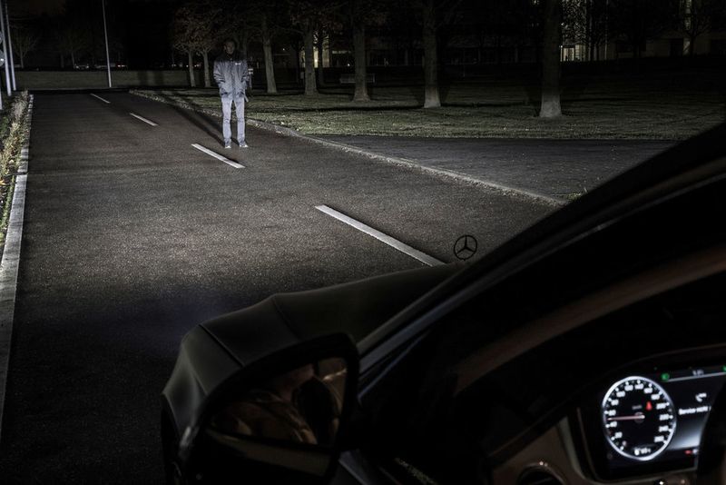 Die selbe Funktion erlaubt es, die Köpfe von Fußgängern im Lichtkegel auszusparen, um diese nicht zu blenden. Es sind aber weitere Funktionen realisierbar, ... (Daimler)
