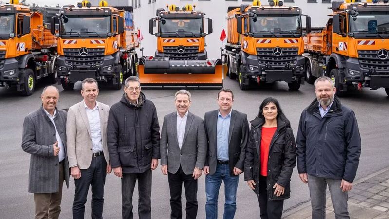 Von links nach rechts: Thomas Nußbaumer (Geschäftsführer Palfinger GmbH), Bernhard Wasner (Geschäftsführer Paul Nutzfahrzeuge), Dr. Guido Schuster (Leiter Geschäftsbereich Betrieb Landesbetrieb Mobilität Rheinland-Pfalz), René Rudelt (Centerleiter Mercedes-Benz Own Retail Deutschland), Mike Fensterseifer (Leiter Fachgruppe Straßenbetrieb Landesbetrieb Mobilität Rheinland-Pfalz), Victoria Rasoulkhani (Geschäftsführerin Bucher Municipal Wernberg GmbH) und Wolfgang Bergau (zuständiger Projektingenieur Fachgruppe Straßenbetrieb Landesbetrieb Mobilität Rheinland-Pfalz).(Bild:  Paul Nutzfahrzeuge)