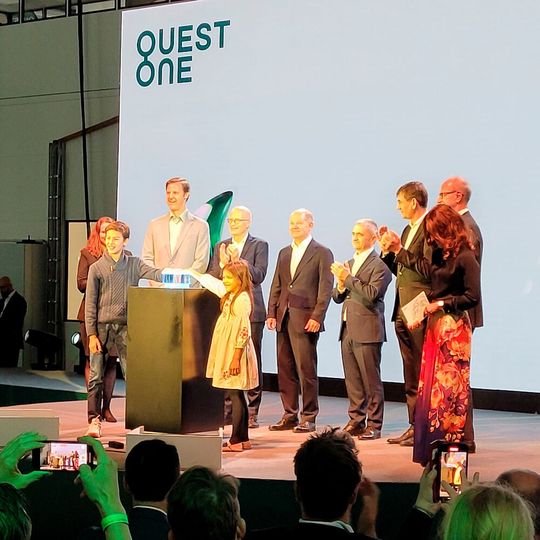 Der Moment der Eröffnung: Zwei Kinder haben den Knopf gedrückt, um die Fabrik offiziell in Betrieb zu nehmen. Mittig in der Gruppe zu sehen: Bundeskanzler Olaf Scholz.(Bild:  PTJ/ Katharina Stranzenbach)