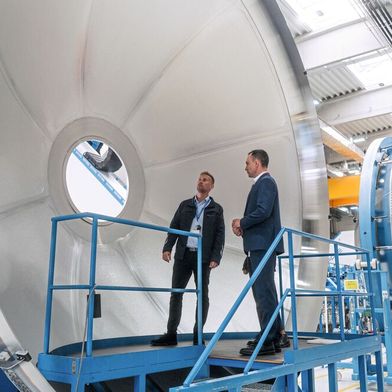 Benedikt Gundling und Tobias Hannen vor einer Tankkomponente der Ariane 6. (Bild: Grob-Werke)