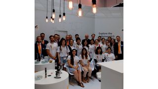 Studenten der Tongji-Universität, die am Think-A-Thon teilnehmen, umrahmt von Jettainer-Vertretern am Messestand. (Jettainer)