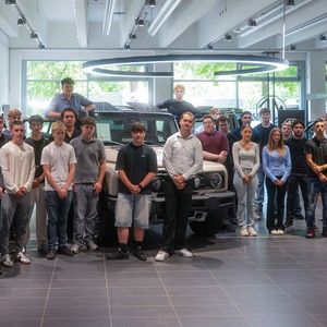 Zum 1. August haben 36 Berufseinsteiger ihre Ausbildung bei der Hamburger Krüll-Gruppe begonnen, davon 16 in kaufmännischen und 20 in gewerblichen Bereichen. Das Ausbildungsspektrum erstreckt sich von Automobil- und Bürokaufleuten über Kfz-Mechatroniker, Fahrzeuglackierer und Karosseriebauer bis hin zu Fachkräften für Lagerlogistik. Das Familienunternehmen ist aktuell in drei Bundesländern mit acht Autohäusern in Hamburg-Altona, Bahrenfeld, Harburg, Bergedorf, Sasel, Lüneburg und Rostock vertreten.  (Bild:  Krüll-Gruppe)