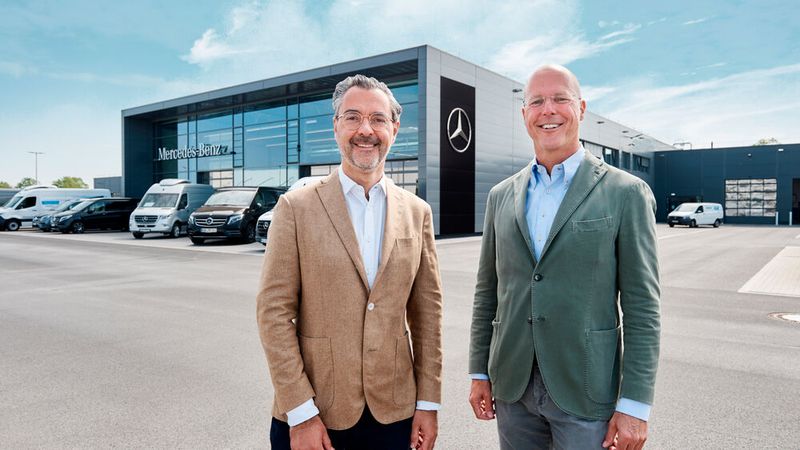 Die beiden Herbrand-Geschäftsführer Richard Lacek-Herbrand (li.) und Sven Holtermann vor dem neuen Nutzfahrzeugzentrum in Fichtenhain. (Bild: Herbrand)