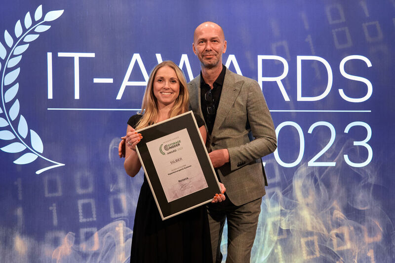 Dinah Schukat und Ralf Kliemann mit dem Silber-Award in der Storage-Kategorie „Hyperkonvergente Systeme“. (Bild: krassevideos.de / VIT)